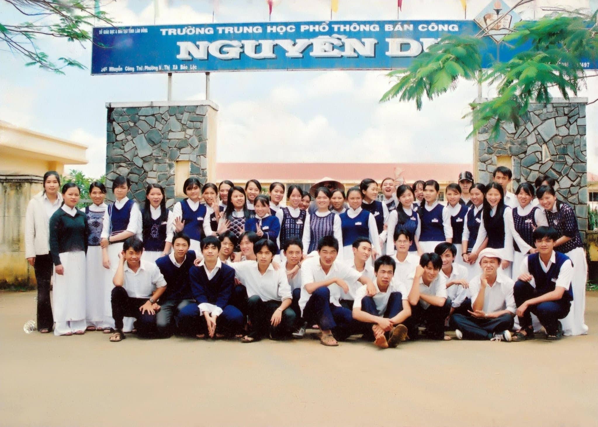 Chào tạm biệt — ảnh lớp trước cổng trường Nguyễn Du